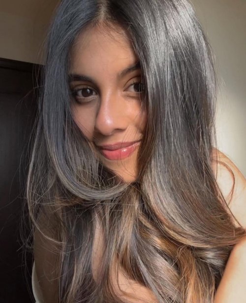 Dishani Chakraborty ने बालों को इस तरह बिखेरा, लग रही है बेहद खूबसूरत