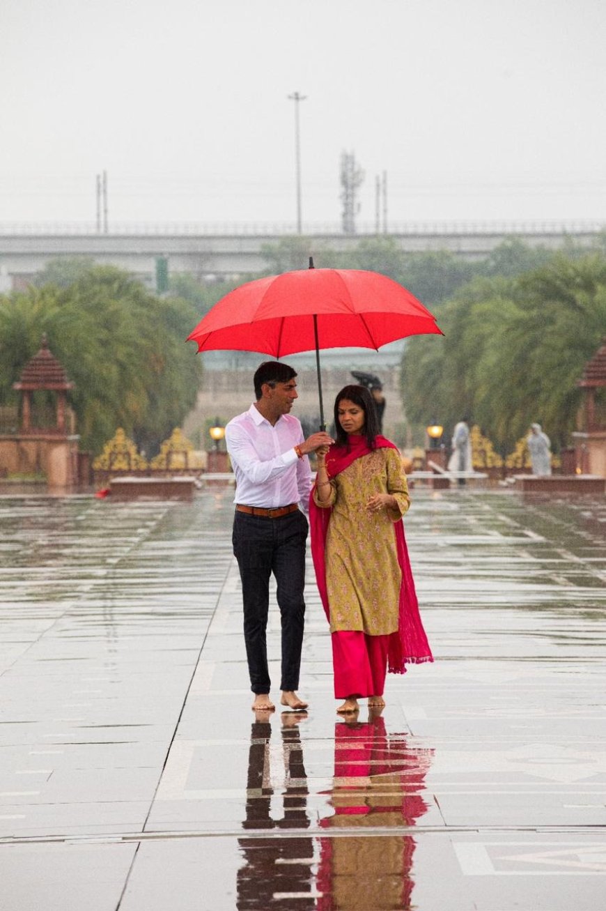 बारिश के दौरान छातरी के नीचे दोनों